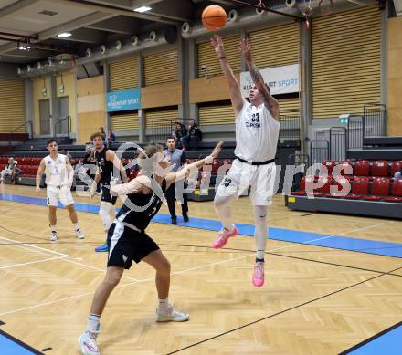 Basketball 2. Liga 2025/2026. Grunddurchgang 6. Runde.  KOS Celovec gegen Raiders Tirol.   Nikolas Susa (KOS),  Felix Erath (Tirol). Klagenfurt, am 8.11.2025.
Foto: Kuess
---
pressefotos, pressefotografie, kuess, qs, qspictures, sport, bild, bilder, bilddatenbank