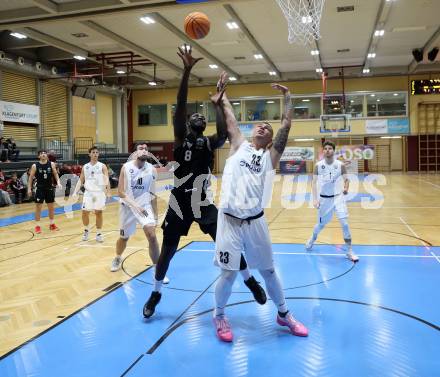 Basketball 2. Liga 2025/2026. Grunddurchgang 6. Runde.  KOS Celovec gegen Raiders Tirol.   Nikolas Susa (KOS),  Mansata Cisse (Tirol). Klagenfurt, am 8.11.2025.
Foto: Kuess
---
pressefotos, pressefotografie, kuess, qs, qspictures, sport, bild, bilder, bilddatenbank