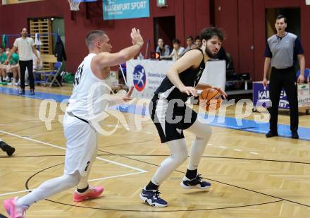 Basketball 2. Liga 2025/2026. Grunddurchgang 6. Runde.  KOS Celovec gegen Raiders Tirol.   Nikolas Susa (KOS), Petar Nemcec  (Tirol). Klagenfurt, am 8.11.2025.
Foto: Kuess
---
pressefotos, pressefotografie, kuess, qs, qspictures, sport, bild, bilder, bilddatenbank