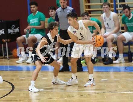 Basketball 2. Liga 2025/2026. Grunddurchgang 6. Runde.  KOS Celovec gegen Raiders Tirol.   Jure Bavdek (KOS),  Luis Erath (Tirol). Klagenfurt, am 8.11.2025.
Foto: Kuess
---
pressefotos, pressefotografie, kuess, qs, qspictures, sport, bild, bilder, bilddatenbank