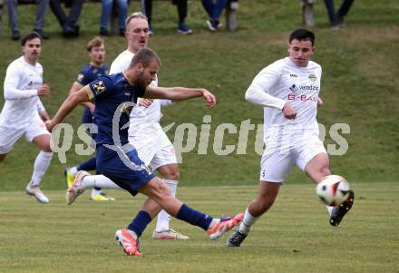 Fussball. Kaerntner Liga. Koettmannsdorf gegen Grafenstein.  Matteo Juvan (Koettmannsdorf),  Fabian Griesebner  (Grafenstein).  Klagenfurt, am 8.11.2025.
Foto: Kuess
www.qspictures.net
---
pressefotos, pressefotografie, kuess, qs, qspictures, sport, bild, bilder, bilddatenbank