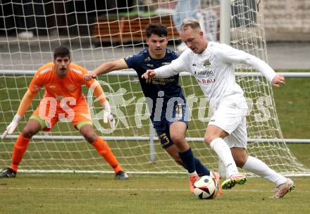 Fussball. Kaerntner Liga. Koettmannsdorf gegen Grafenstein. Aner Mandzic  (Koettmannsdorf),  Nico Sorger  (Grafenstein).  Klagenfurt, am 8.11.2025.
Foto: Kuess
www.qspictures.net
---
pressefotos, pressefotografie, kuess, qs, qspictures, sport, bild, bilder, bilddatenbank