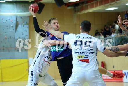 Handball Bundesliga. HLA. SC Ferlach gegen Voeslau.  David Gysin (SCF), Romas Kirveliavicius  (Voeslau).  Ferlach, am 8.11.2025.
Foto: Kuess
www.qspictures.net
---
pressefotos, pressefotografie, kuess, qs, qspictures, sport, bild, bilder, bilddatenbank
