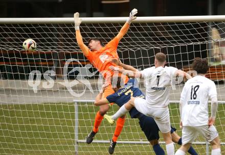 Fussball. Kaerntner Liga. Koettmannsdorf gegen Grafenstein. Alex Ristic (Koettmannsdorf),  Manuel Rabitsch, Thomas Peter Pachernig  (Grafenstein).  Klagenfurt, am 8.11.2025.
Foto: Kuess
www.qspictures.net
---
pressefotos, pressefotografie, kuess, qs, qspictures, sport, bild, bilder, bilddatenbank
