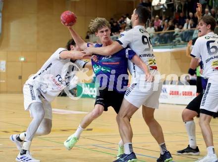 Handball Bundesliga. HLA. SC Ferlach gegen Voeslau. Markus Kelih  (SCF), Romas Kirveliavicius  (Voeslau).  Ferlach, am 8.11.2025.
Foto: Kuess
www.qspictures.net
---
pressefotos, pressefotografie, kuess, qs, qspictures, sport, bild, bilder, bilddatenbank