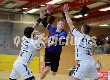 Handball Bundesliga. HLA. SC Ferlach gegen Voeslau. David Gysin  (SCF), Eduardo Mendonca, Romas Kirveliavicius  (Voeslau).  Ferlach, am 8.11.2025.
Foto: Kuess
www.qspictures.net
---
pressefotos, pressefotografie, kuess, qs, qspictures, sport, bild, bilder, bilddatenbank