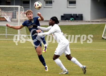 Fussball. Kaerntner Liga. Koettmannsdorf gegen Grafenstein. Confidence Eboigbe Osawe  (Koettmannsdorf),  Dennis Meschnik  (Grafenstein).  Klagenfurt, am 8.11.2025.
Foto: Kuess
www.qspictures.net
---
pressefotos, pressefotografie, kuess, qs, qspictures, sport, bild, bilder, bilddatenbank