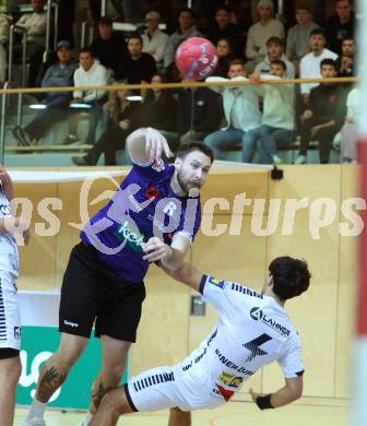 Handball Bundesliga. HLA. SC Ferlach gegen Voeslau.  Leander Krobath  (SCF),  Roger Giner Duran  (Voeslau).  Ferlach, am 8.11.2025.
Foto: Kuess
www.qspictures.net
---
pressefotos, pressefotografie, kuess, qs, qspictures, sport, bild, bilder, bilddatenbank
