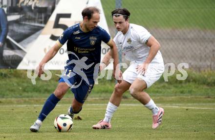 Fussball. Kaerntner Liga. Koettmannsdorf gegen Grafenstein. Marco Modritsch  (Koettmannsdorf), Bernhard Walzl   (Grafenstein).  Klagenfurt, am 8.11.2025.
Foto: Kuess
www.qspictures.net
---
pressefotos, pressefotografie, kuess, qs, qspictures, sport, bild, bilder, bilddatenbank