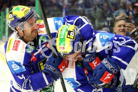 Eishockey ICE Bundesliga.  Winn2day ICE Hockey League. VSV gegen KAC.  Jubel Nick Hutchison, Adam Helewka  (VSV). Villach am 14.11.2025.
Foto: Kuess
www.qspictures.net
---
pressefotos, pressefotografie, kuess, qs, qspictures, sport, bild, bilder, bilddatenbank
