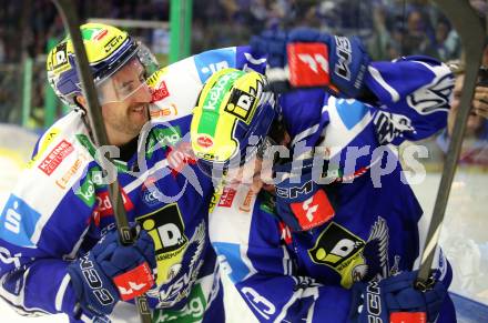 Eishockey ICE Bundesliga.  Winn2day ICE Hockey League. VSV gegen KAC.  Jubel Nick Hutchison, Adam Helewka  (VSV). Villach am 14.11.2025.
Foto: Kuess
www.qspictures.net
---
pressefotos, pressefotografie, kuess, qs, qspictures, sport, bild, bilder, bilddatenbank