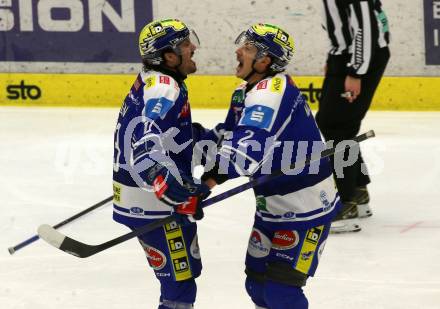 Eishockey ICE Bundesliga.  Winn2day ICE Hockey League. VSV gegen KAC.  Torjubel Adam Helewka, Dylan Macpherson (VSV). Villach am 14.11.2025.
Foto: Kuess
www.qspictures.net
---
pressefotos, pressefotografie, kuess, qs, qspictures, sport, bild, bilder, bilddatenbank