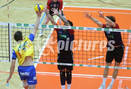 Volleyball Bundesliga. AVL. Austrian Volleyball League.   Aich/Dob gegen VBK Kelag Woerther-See-Loewen Klagenfurt.  Zigurds Janis Licis  (Aich/Dob), Leonardo Plaza Gandini, Jonas Emanuel Holzinger  (VBK Klagenfurt). Bleiburg, am 15.11.2025.
Foto: Kuess
www.qspictures.net
---
pressefotos, pressefotografie, kuess, qs, qspictures, sport, bild, bilder, bilddatenbank