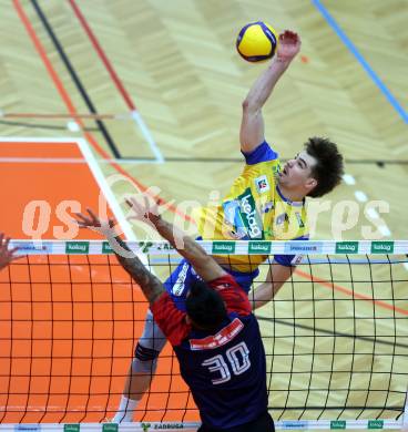 Volleyball Bundesliga. AVL. Austrian Volleyball League.   Aich/Dob gegen VBK Kelag Woerther-See-Loewen Klagenfurt. Jan Jirasek  (Aich/Dob),  Leonardo Plaza Gandini  (VBK Klagenfurt). Bleiburg, am 15.11.2025.
Foto: Kuess
www.qspictures.net
---
pressefotos, pressefotografie, kuess, qs, qspictures, sport, bild, bilder, bilddatenbank