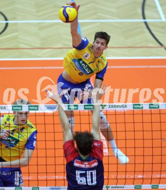 Volleyball Bundesliga. AVL. Austrian Volleyball League.   Aich/Dob gegen VBK Kelag Woerther-See-Loewen Klagenfurt. Zigurds Janis Licis  (Aich/Dob),  Jonas Emanuel Holzinger  (VBK Klagenfurt). Bleiburg, am 15.11.2025.
Foto: Kuess
www.qspictures.net
---
pressefotos, pressefotografie, kuess, qs, qspictures, sport, bild, bilder, bilddatenbank