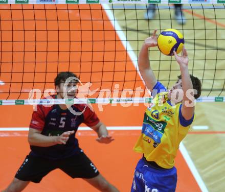 Volleyball Bundesliga. AVL. Austrian Volleyball League.   Aich/Dob gegen VBK Kelag Woerther-See-Loewen Klagenfurt. Lukas Martin Micheu  (Aich/Dob),  Ben Stockhammer  (VBK Klagenfurt). Bleiburg, am 15.11.2025.
Foto: Kuess
www.qspictures.net
---
pressefotos, pressefotografie, kuess, qs, qspictures, sport, bild, bilder, bilddatenbank