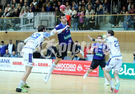 Handball Bundesliga. HLA. SC Ferlach gegen Linz. Toni Perkusic (SCF),  Andrei Klimavets (Linz).  Ferlach, am 22.11.2025.
Foto: Kuess
www.qspictures.net
---
pressefotos, pressefotografie, kuess, qs, qspictures, sport, bild, bilder, bilddatenbank