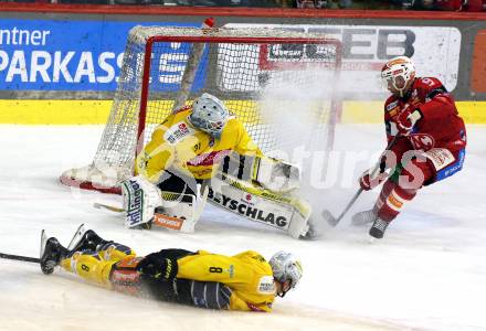 Eishockey ICE Bundesliga.  Winn2day ICE Hockey League. KAC gegen Vienna Capitals.  Jan Mursak  (KAC),   Evan Cowley, Nelson Nogier (Vienna Capitals). Klagenfurt am 21.11.2025.
Foto: Kuess
www.qspictures.net
---
pressefotos, pressefotografie, kuess, qs, qspictures, sport, bild, bilder, bilddatenbank