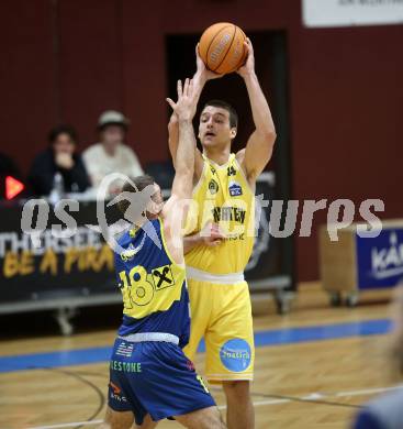 Basketball Austria CUP 2025/26 AF. Woerthersee Piraten gegen UBSC Graz.  David Jelkic (Piraten), Niklas Michel (Graz). Klagenfurt, am 22.11.2025.
Foto: Kuess
---
pressefotos, pressefotografie, kuess, qs, qspictures, sport, bild, bilder, bilddatenbank
