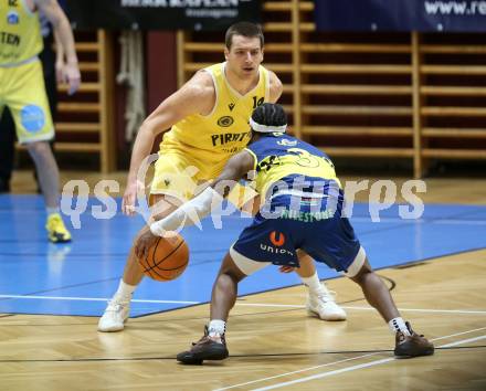 Basketball Austria CUP 2025/26 AF. Woerthersee Piraten gegen UBSC Graz.  David Jelkic (Piraten), Tevin Brewer (Graz). Klagenfurt, am 22.11.2025.
Foto: Kuess
---
pressefotos, pressefotografie, kuess, qs, qspictures, sport, bild, bilder, bilddatenbank
