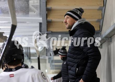 Eishockey. Laenderspiel U20 Oesterreich gegen Slowenien. Head Coach Philipp Pinter  (AUT).  Ferlach, am 3.12.2025.
Foto: Kuess
www.qspictures.net
---
pressefotos, pressefotografie, kuess, qs, qspictures, sport, bild, bilder, bilddatenbank