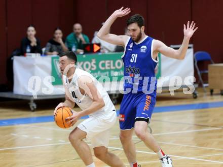 Basketball 2. Liga 2025/2026. Grunddurchgang 9. Runde.  KOS gegen Kufstein Towers.  Veljko Dena (KOS), Arnaud Revaz  (Kufstein). Klagenfurt, am 8.12.2025.
Foto: Kuess
---
pressefotos, pressefotografie, kuess, qs, qspictures, sport, bild, bilder, bilddatenbank