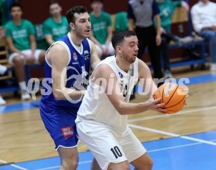 Basketball 2. Liga 2025/2026. Grunddurchgang 9. Runde.  KOS gegen Kufstein Towers.  Veljko Dena (KOS),  Pol Canovas  (Kufstein). Klagenfurt, am 8.12.2025.
Foto: Kuess
---
pressefotos, pressefotografie, kuess, qs, qspictures, sport, bild, bilder, bilddatenbank