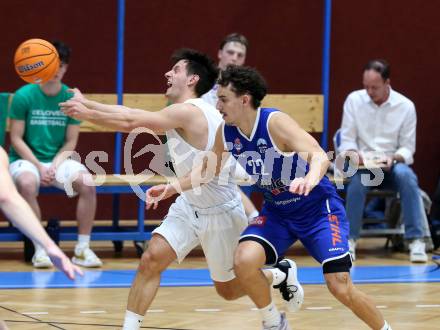 Basketball 2. Liga 2025/2026. Grunddurchgang 9. Runde.  KOS gegen Kufstein Towers. Jure Bavdek  (KOS),  Daniele Kuchar (Kufstein). Klagenfurt, am 8.12.2025.
Foto: Kuess
---
pressefotos, pressefotografie, kuess, qs, qspictures, sport, bild, bilder, bilddatenbank