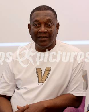 Fussball. Buchpraesentation 105 Jahre SK Austria Klagenfurt.   Kasim Ramadhani.  Klagenfurt, am 10.12.2025.
Foto: Kuess
www.qspictures.net
---
pressefotos, pressefotografie, kuess, qs, qspictures, sport, bild, bilder, bilddatenbank