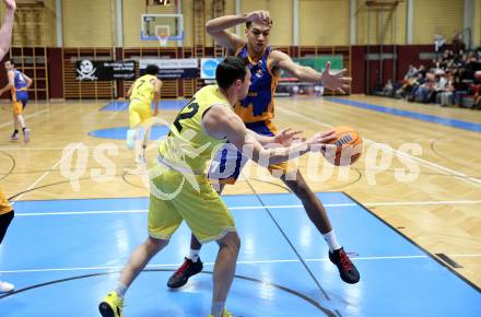 Basketball 2. Liga 2025/2026. Grunddurchgang 8. Runde. Woerthersee Piraten  gegen BBU Salzburg. Jan-Arne Apschner   (Piraten), Marvin Hylton  (Salzburg). Klagenfurt, am 13.12.2025.
Foto: Kuess
---
pressefotos, pressefotografie, kuess, qs, qspictures, sport, bild, bilder, bilddatenbank