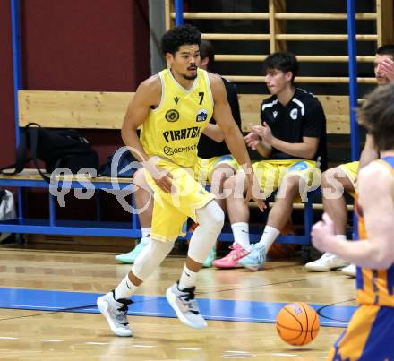 Basketball 2. Liga 2025/2026. Grunddurchgang 8. Runde. Woerthersee Piraten  gegen BBU Salzburg. Marcus Holyfield    (Piraten),     (Salzburg). Klagenfurt, am 13.12.2025.
Foto: Kuess
---
pressefotos, pressefotografie, kuess, qs, qspictures, sport, bild, bilder, bilddatenbank
