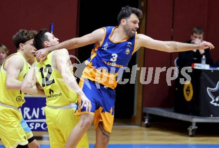 Basketball 2. Liga 2025/2026. Grunddurchgang 8. Runde. Woerthersee Piraten  gegen BBU Salzburg. Jan-Arne Apschner   (Piraten),  Miodrag Mirceta    (Salzburg). Klagenfurt, am 13.12.2025.
Foto: Kuess
---
pressefotos, pressefotografie, kuess, qs, qspictures, sport, bild, bilder, bilddatenbank