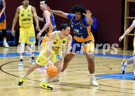 Basketball 2. Liga 2025/2026. Grunddurchgang 8. Runde. Woerthersee Piraten  gegen BBU Salzburg.  Jan-Arne Apschner  (Piraten),  Jackson Jamal Bah   (Salzburg). Klagenfurt, am 13.12.2025.
Foto: Kuess
---
pressefotos, pressefotografie, kuess, qs, qspictures, sport, bild, bilder, bilddatenbank