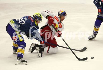 Eishockey ICE Bundesliga.  Winn2day ICE Hockey League. VSV gegen EC Red Bull Salzburg.  Luca Erne  (VSV),  Michael Raffl   (RBS). Villach am 12.12.2025.
Foto: Kuess
www.qspictures.net
---
pressefotos, pressefotografie, kuess, qs, qspictures, sport, bild, bilder, bilddatenbank