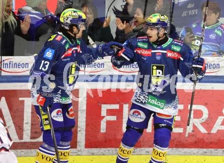 Eishockey ICE Bundesliga.  Winn2day ICE Hockey League. VSV gegen EC Red Bull Salzburg. Torjubel Adam Helewka, Elias Wallenta  (VSV). Villach am 12.12.2025.
Foto: Kuess
www.qspictures.net
---
pressefotos, pressefotografie, kuess, qs, qspictures, sport, bild, bilder, bilddatenbank