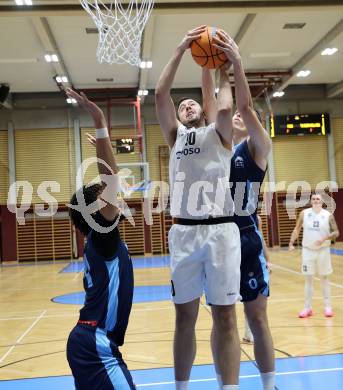Basketball 2. Liga 2025/2026. Grunddurchgang 11. Runde.  KOS Celovec gegen Vienna Timberwolves.  Veljko Dena (KOS),  Valentin Siegmund (Vienna). Klagenfurt, am 20.12.2025.
Foto: Kuess
---
pressefotos, pressefotografie, kuess, qs, qspictures, sport, bild, bilder, bilddatenbank