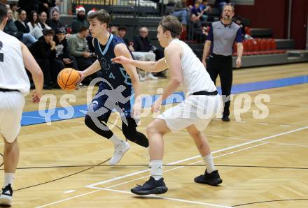 Basketball 2. Liga 2025/2026. Grunddurchgang 11. Runde.  KOS Celovec gegen Vienna Timberwolves.  Samuel Seher (KOS),  Clinton Ogbevoen (Vienna). Klagenfurt, am 20.12.2025.
Foto: Kuess
---
pressefotos, pressefotografie, kuess, qs, qspictures, sport, bild, bilder, bilddatenbank