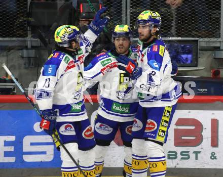 Eishockey ICE Bundesliga.  Winn2day ICE Hockey League. KAC gegen VSV.   Torjubel Adam Helewka, Thomas Vallant, Maximilian Rebernig (VSV). Klagenfurt, am 27.12.2025.
Foto: Kuess
www.qspictures.net
---
pressefotos, pressefotografie, kuess, qs, qspictures, sport, bild, bilder, bilddatenbank