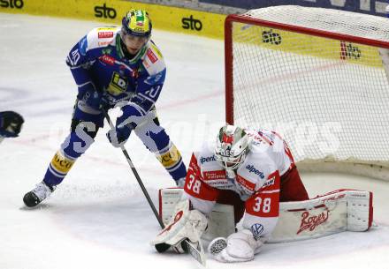 Eishockey ICE Bundesliga.  Winn2day ICE Hockey League. VSV gegen HCB Suedtirol Alperia   Elias Wallenta (VSV),  Samuel Harvey  (Bozen). Villach, am 28.12.2025.
Foto: Kuess
www.qspictures.net
---
pressefotos, pressefotografie, kuess, qs, qspictures, sport, bild, bilder, bilddatenbank