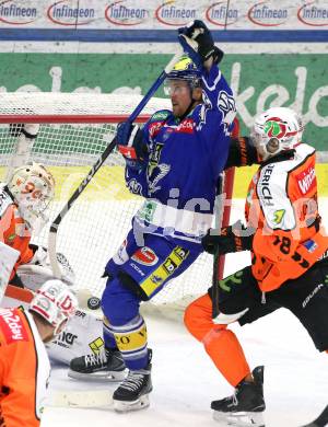 Eishockey ICE Bundesliga.  Winn2day ICE Hockey League. VSV gegen Graz99ers  Brett Ritchie  (VSV),  Paul Stapelfeldt, Nicolas Wieser (Graz). Villach, am 30.12.2025.
Foto: Kuess
www.qspictures.net
---
pressefotos, pressefotografie, kuess, qs, qspictures, sport, bild, bilder, bilddatenbank