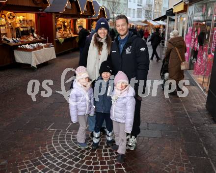 Eishockey ICE Bundesliga. VSV.   John Hughes und Michaela, Kinder Levy, Ella und Yana.  Villach, am 15.12.2025.
Foto: Kuess
www.qspictures.net
---
pressefotos, pressefotografie, kuess, qs, qspictures, sport, bild, bilder, bilddatenbank