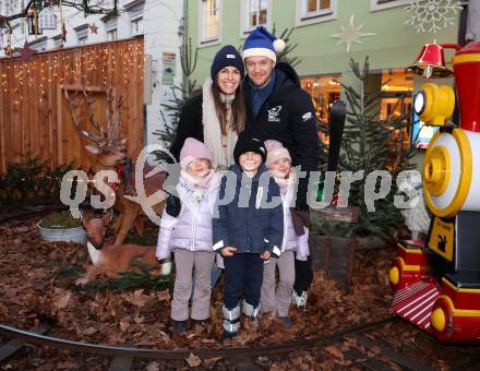 Eishockey ICE Bundesliga. VSV.   John Hughes und Michaela, Kinder Levy, Ella und Yana.  Villach, am 15.12.2025.
Foto: Kuess
www.qspictures.net

---
pressefotos, pressefotografie, kuess, qs, qspictures, sport, bild, bilder, bilddatenbank