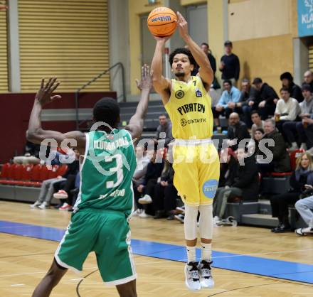 Basketball 2. Liga 2025/2026. Grunddurchgang 12. Runde.  Woerthersee Piraten gegen Basketball Klub Rapid Wien. Marcus Holyfield  (Piraten),  David Ilunga Zola (Wien). Klagenfurt, am 6.1.2026
Foto: Kuess
---
pressefotos, pressefotografie, kuess, qs, qspictures, sport, bild, bilder, bilddatenbank