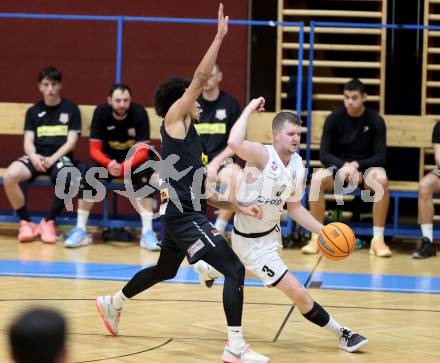 Basketball 2. Liga 2025/2026. Grunddurchgang 13. Runde.  KOS Celovec gegen BK Mattersburg Rocks.  Jernej Andolsek Heine  (KOS),  Yann Grandperret (Mattersburg). Klagenfurt, am 10.1.2026
Foto: Kuess
---
pressefotos, pressefotografie, kuess, qs, qspictures, sport, bild, bilder, bilddatenbank