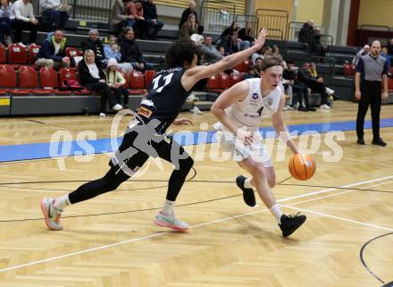 Basketball 2. Liga 2025/2026. Grunddurchgang 13. Runde.  KOS Celovec gegen BK Mattersburg Rocks.  Samuel Seher (KOS),  Yann Grandperret (Mattersburg). Klagenfurt, am 10.1.2026
Foto: Kuess
---
pressefotos, pressefotografie, kuess, qs, qspictures, sport, bild, bilder, bilddatenbank