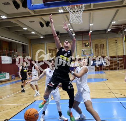 Basketball 2. Liga 2025/2026. Grunddurchgang 13. Runde.  KOS Celovec gegen BK Mattersburg Rocks.  Simon Siencnik, Aidan Wheeler  (KOS),  Aleksandar Andjelkovic (Mattersburg). Klagenfurt, am 10.1.2026
Foto: Kuess
---
pressefotos, pressefotografie, kuess, qs, qspictures, sport, bild, bilder, bilddatenbank