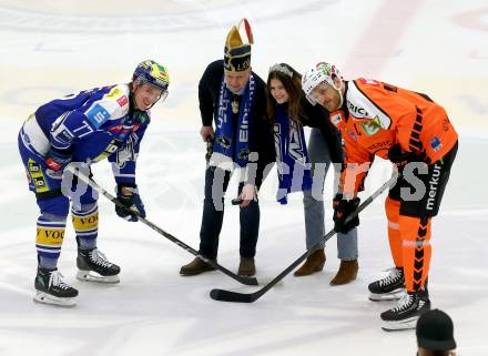 Eishockey ICE Bundesliga.  Winn2day ICE Hockey League. VSV gegen Graz99ers  Philipp Lindner (VSV), Korbinian Holzer   (Graz), Villach Faschingsprinzenpaar . Villach, am 30.12.2025.
Foto: Kuess
www.qspictures.net
---
pressefotos, pressefotografie, kuess, qs, qspictures, sport, bild, bilder, bilddatenbank