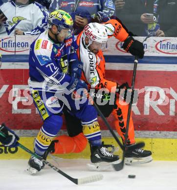 Eishockey ICE Bundesliga.  Winn2day ICE Hockey League. VSV gegen Graz99ers  John Hughes  (VSV),  Marcus Vela  (Graz). Villach, am 30.12.2025.
Foto: Kuess
www.qspictures.net
---
pressefotos, pressefotografie, kuess, qs, qspictures, sport, bild, bilder, bilddatenbank