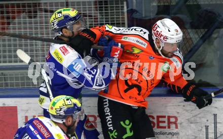 Eishockey ICE Bundesliga.  Winn2day ICE Hockey League. VSV gegen Graz99ers  Alex Wall (VSV),  Marcus Vela  (Graz). Villach, am 30.12.2025.
Foto: Kuess
www.qspictures.net
---
pressefotos, pressefotografie, kuess, qs, qspictures, sport, bild, bilder, bilddatenbank